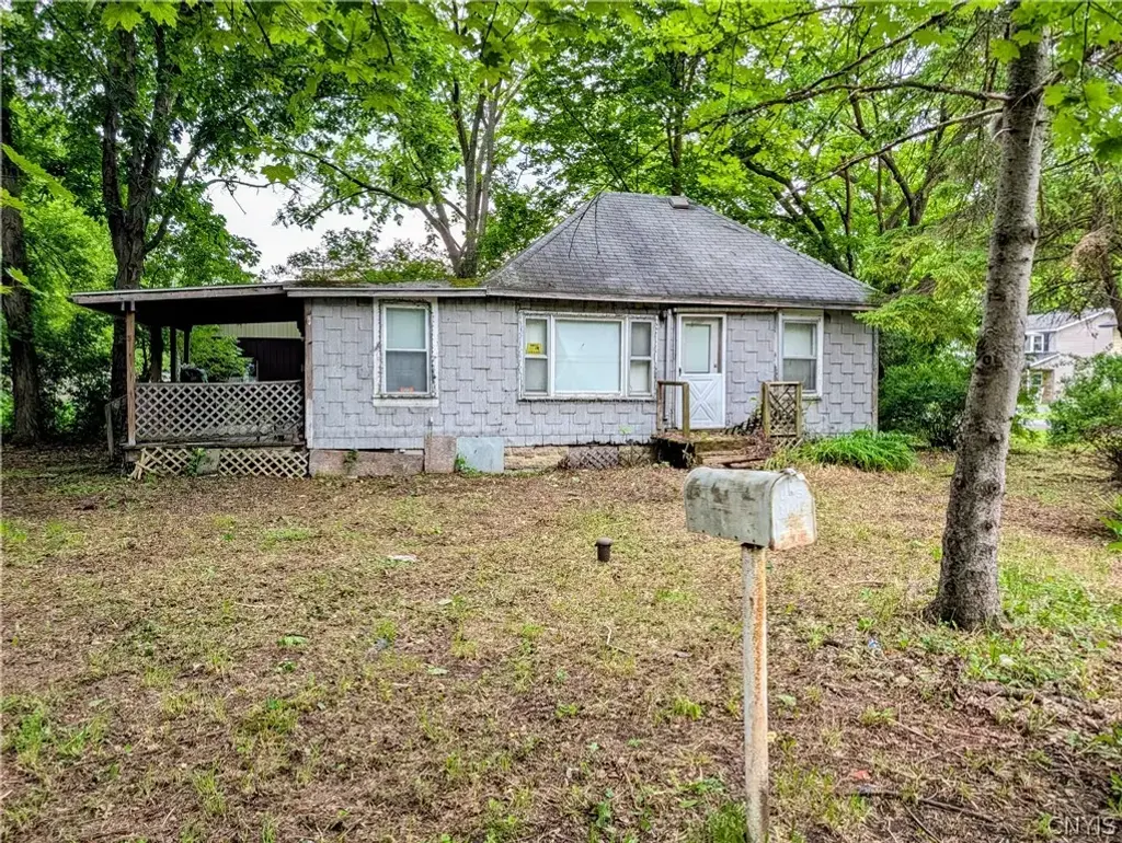 805 N Center Street, DeWitt