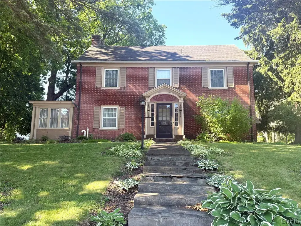 702 Parkway E, Utica