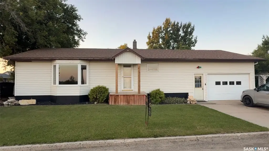60 Railway Avenue, Redvers