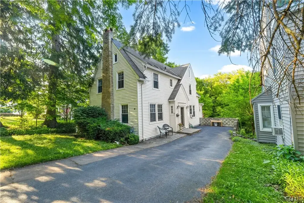 60 Paris Road, New Hartford