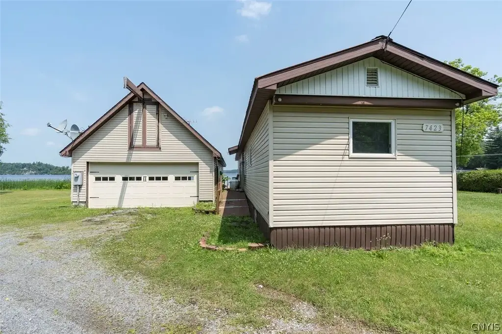 7423 Creekside Drive, Diana