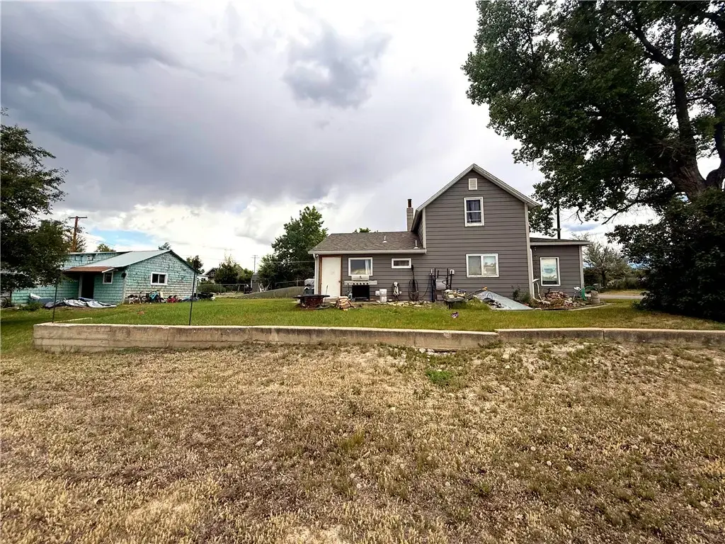 807 4th Street W, Roundup