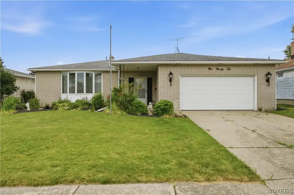 192 N Seine Drive, Cheektowaga