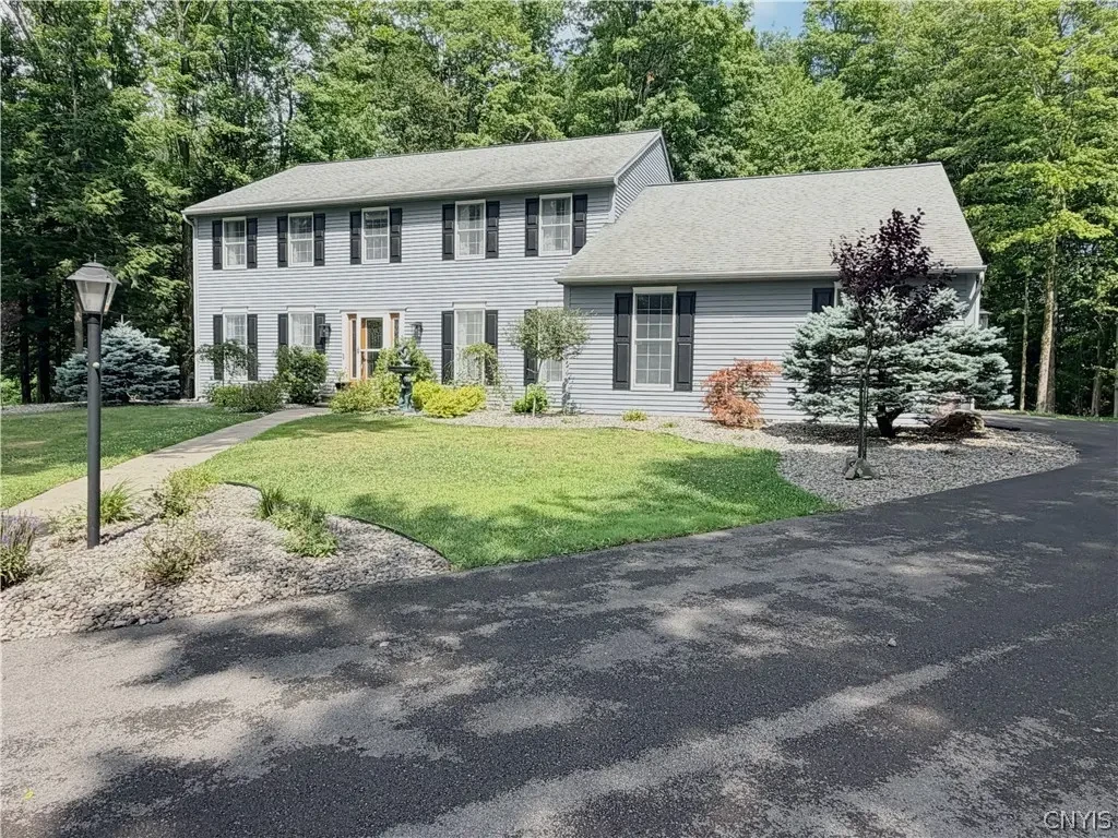 8 Silver Birch Court, New Hartford