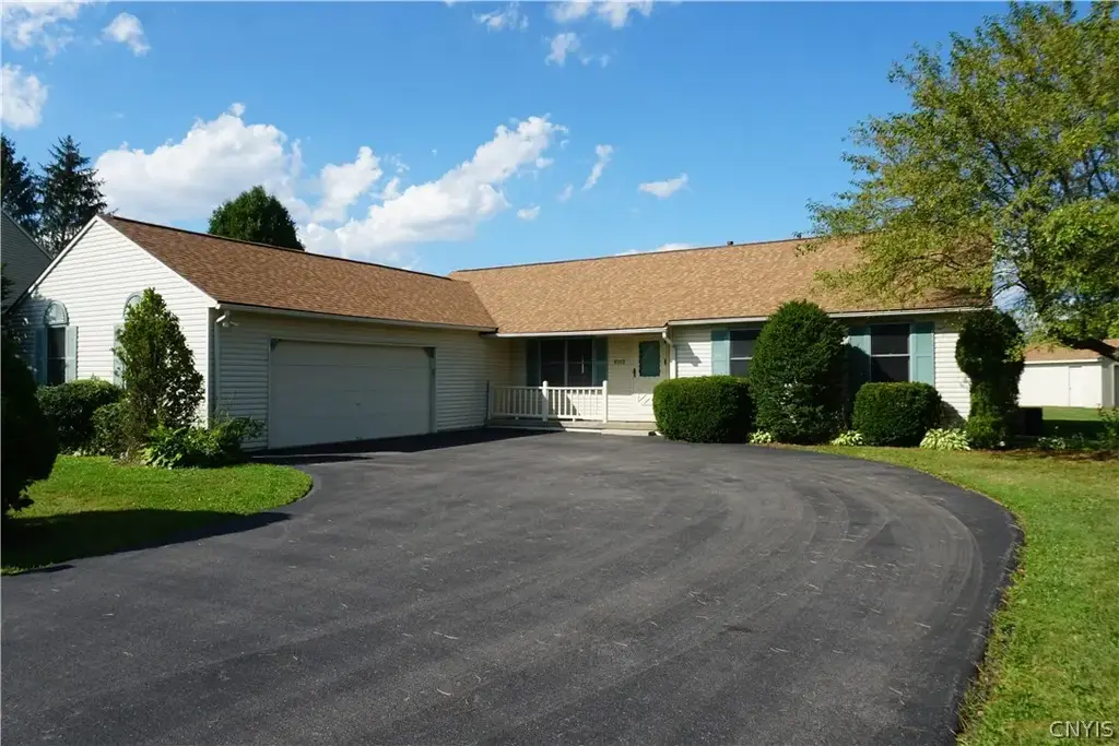 6113 Rossland Cir, Cicero