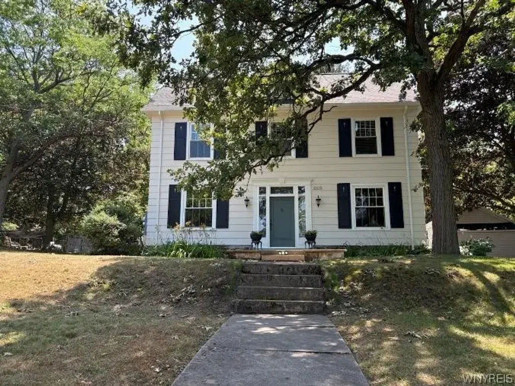 10775 Main Street, Clarence