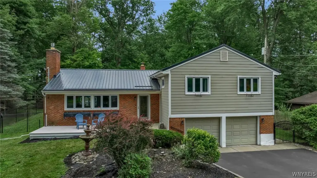 265 Paradise Road, Amherst