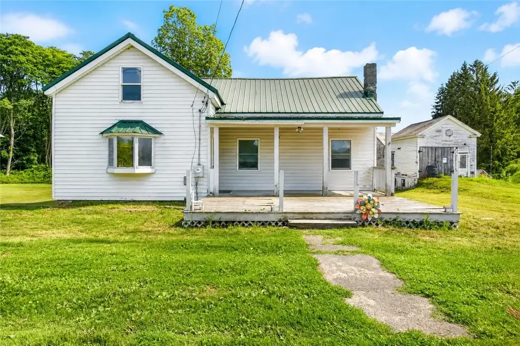 952 County Highway 16, New Lisbon