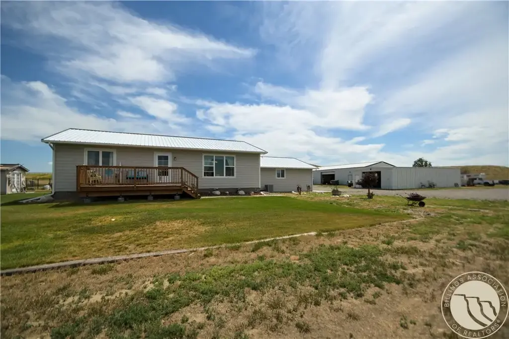 1841 Road 8 South, Huntley