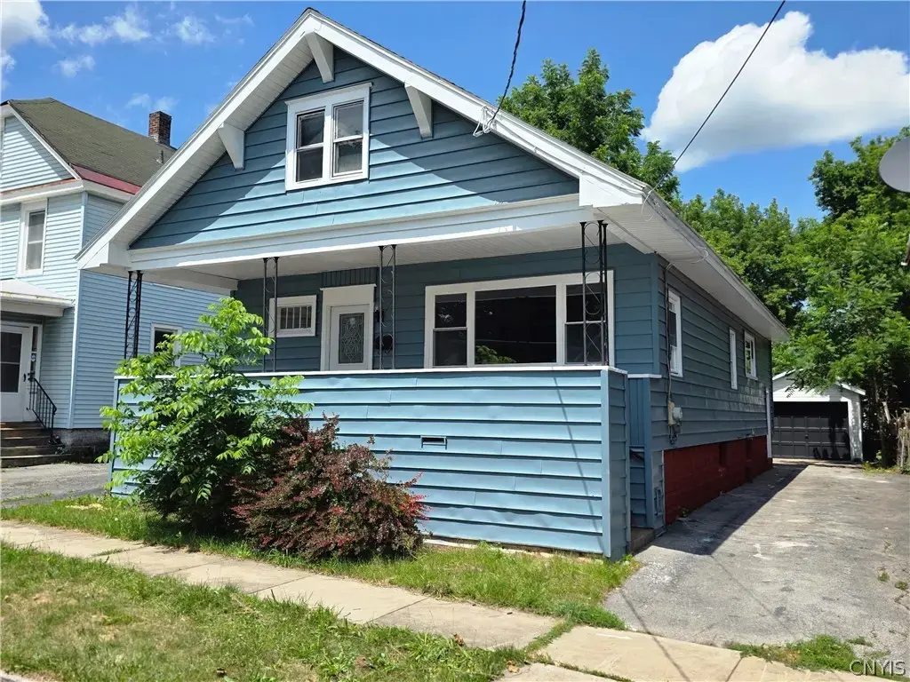 1216 Oak Street, Utica