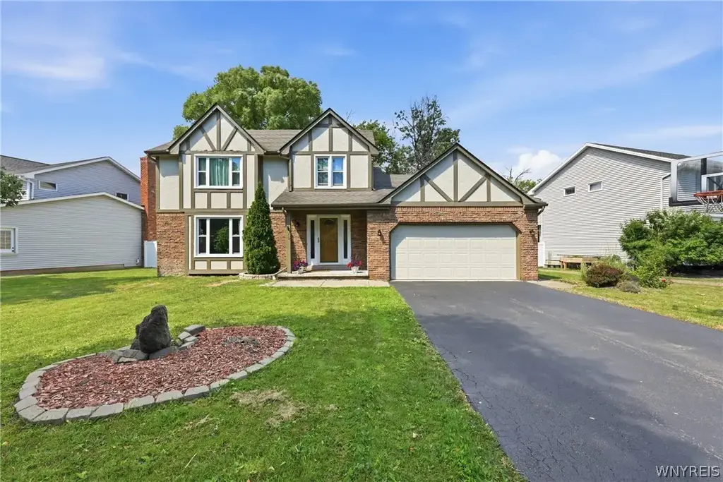 79 Bywater Drive, Amherst