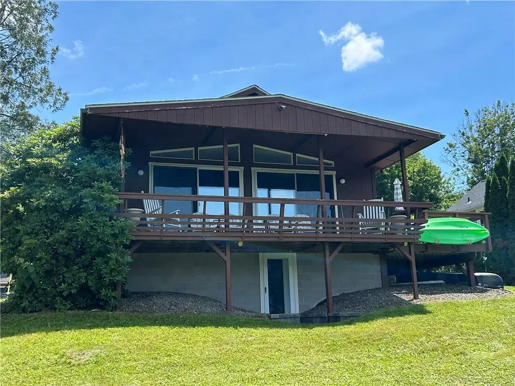197 Lake Shore Drive N, Milford