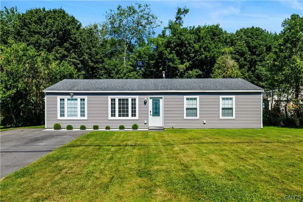 411 Cedarbrook Crescent, Utica