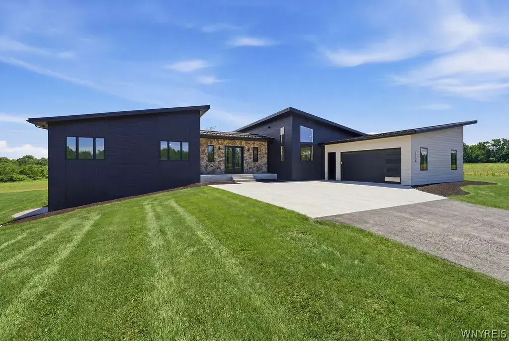 1220 Rice Road, Elma