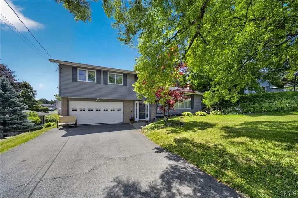 207 Eden Roc Circle, DeWitt