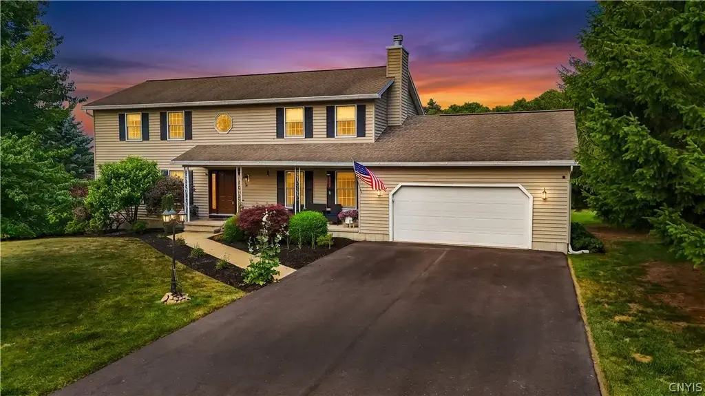 10 Galway Road, New Hartford