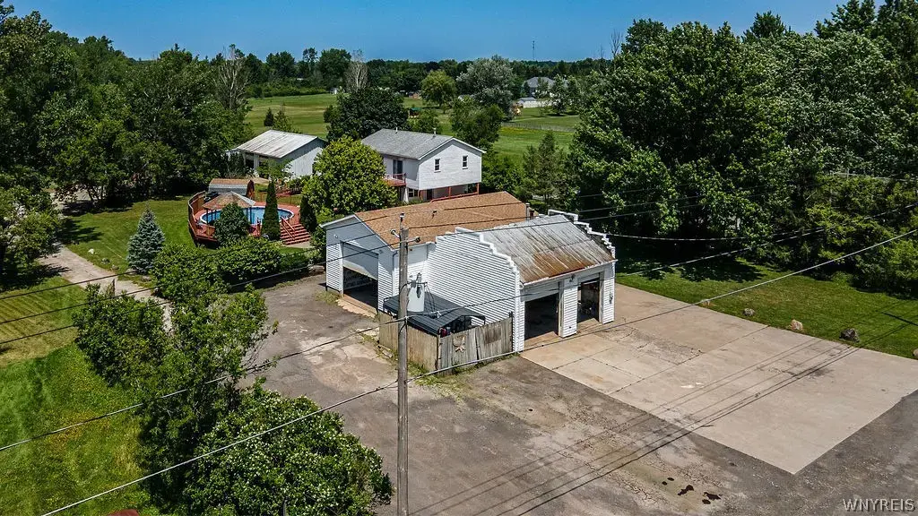 4015 Mapleton Road, Wheatfield