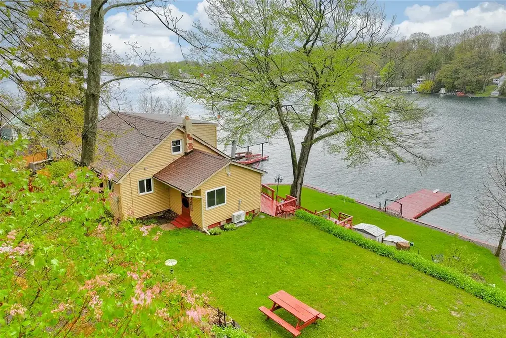 11737 Tompkins Point Road, Wolcott