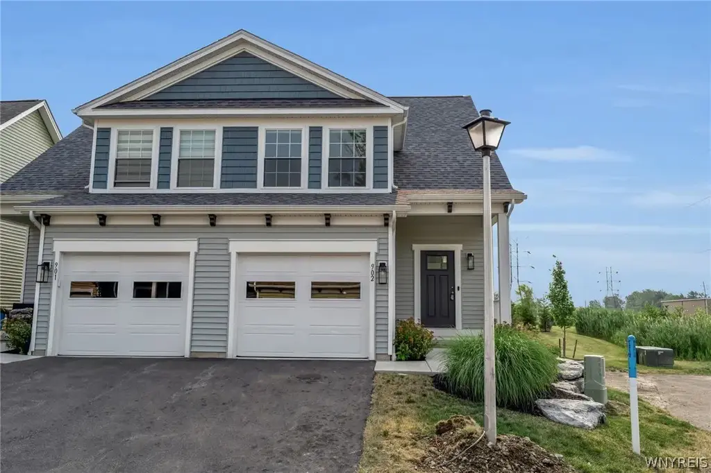 902 Carriage Lane, West Seneca