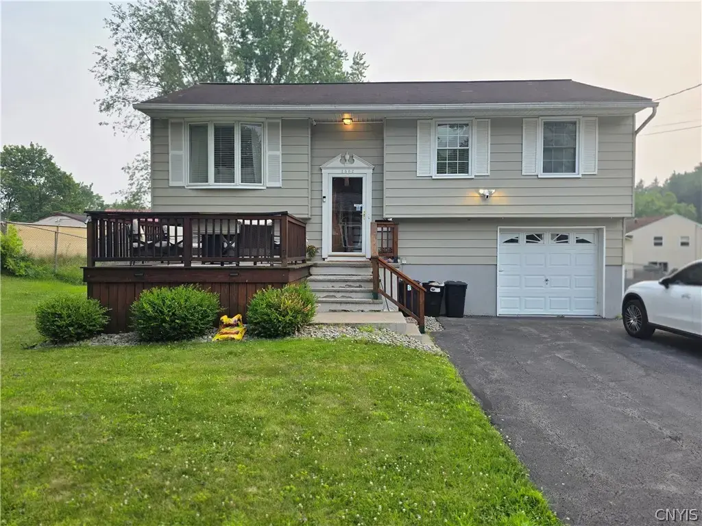 1502 Redwood Avenue, Utica