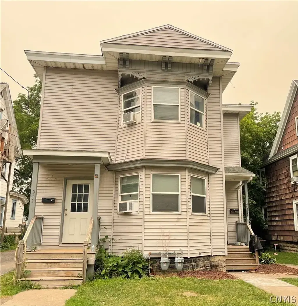 202 W Yates Street, DeWitt