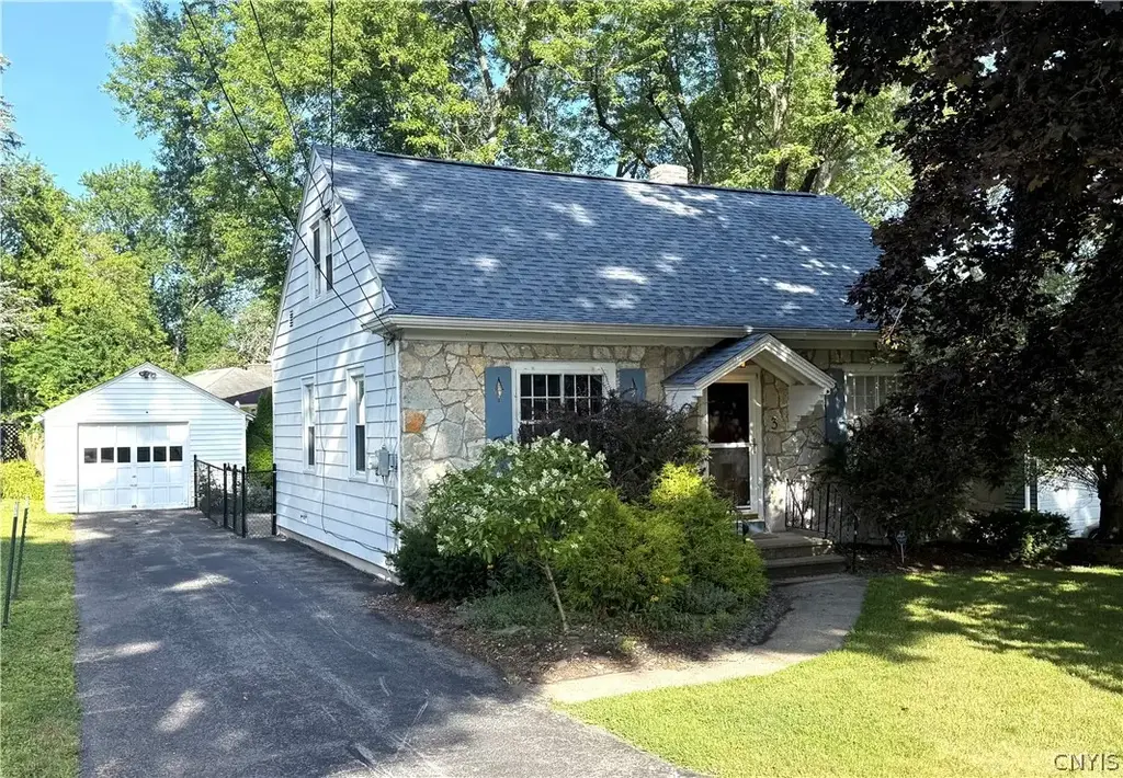 3 Marks Place, New Hartford