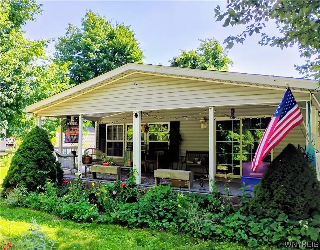 1407 Breeze Way E, Newfane