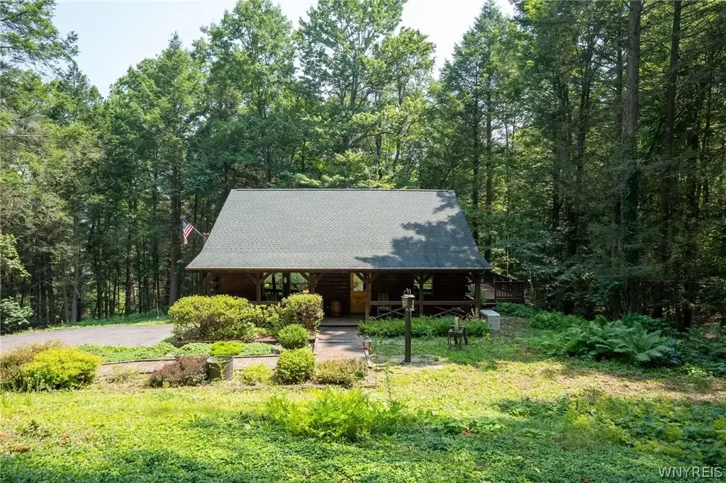 8 Deer Run Road, Holland
