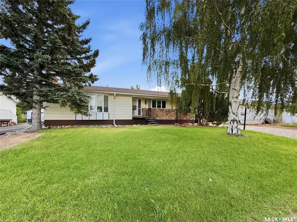512 1st Street N, Cabri