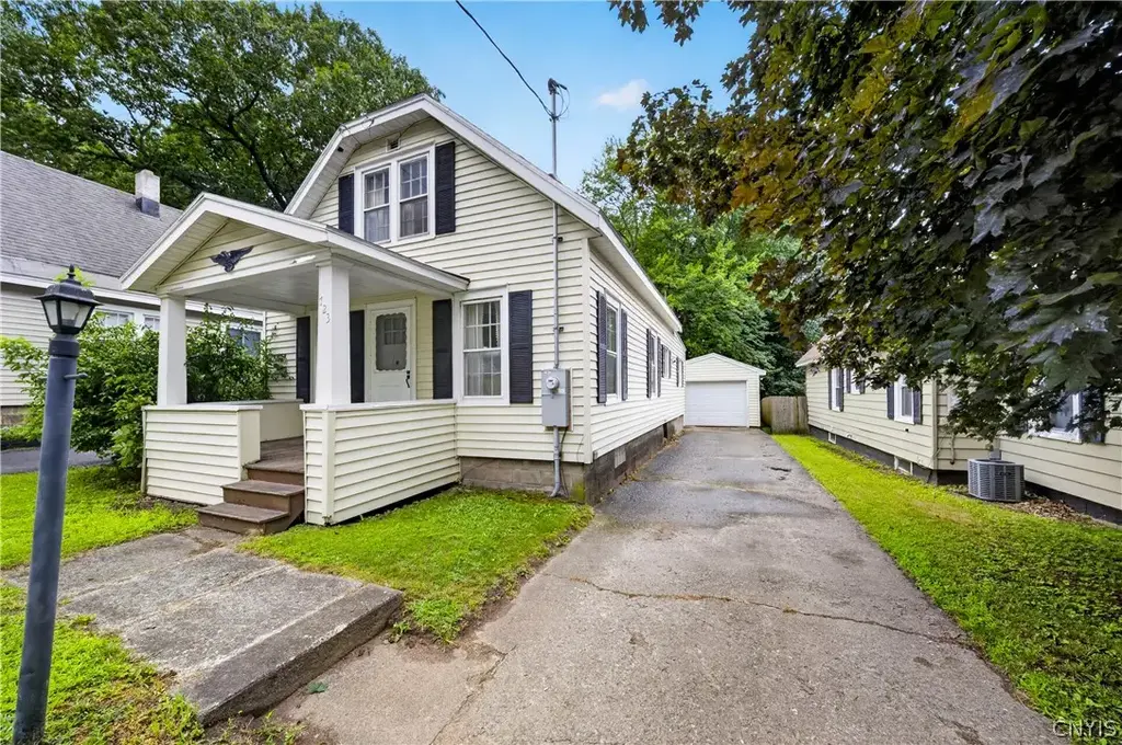 723 Maple Avenue, Fulton