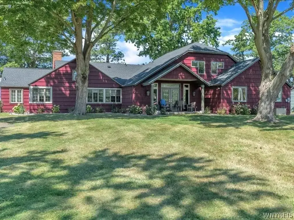 436 Lake Shore Drive W, Dunkirk