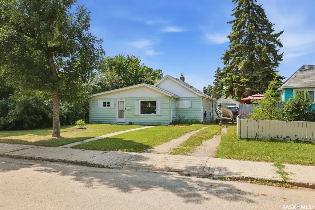925 L Avenue S, Saskatoon