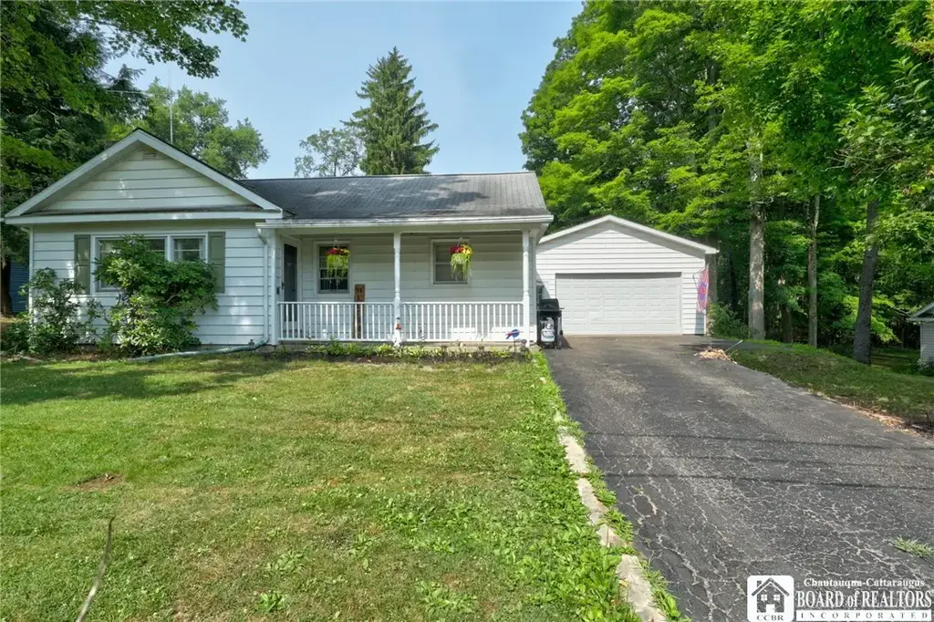 318 Maplecrest Avenue, Busti