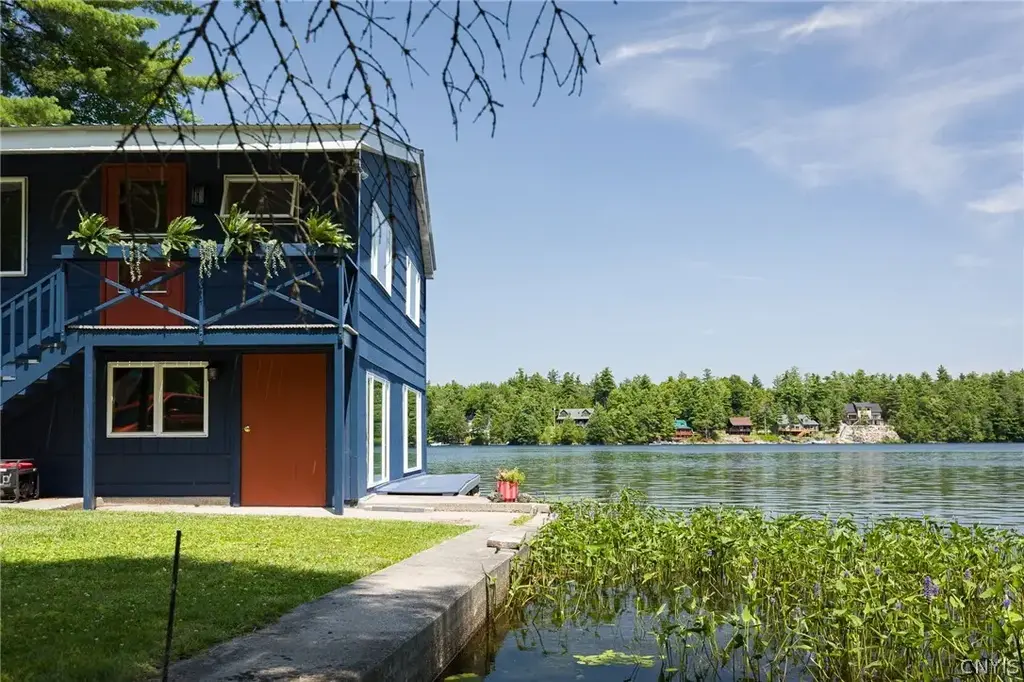 64 Sunset Boulevard, Hermon