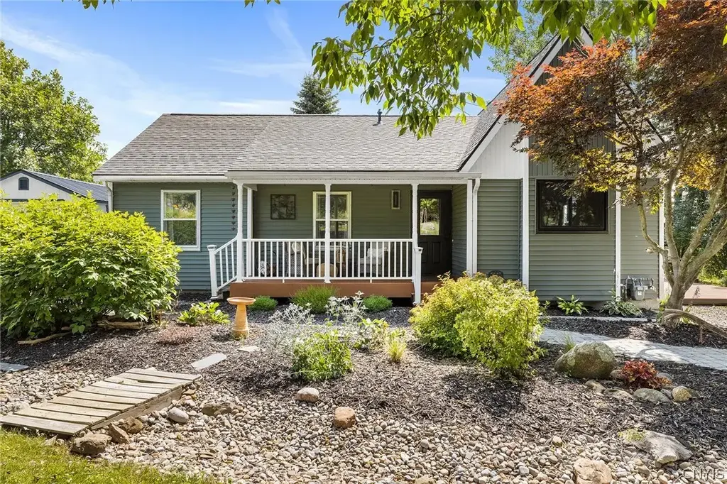 1252 North Road, Tully