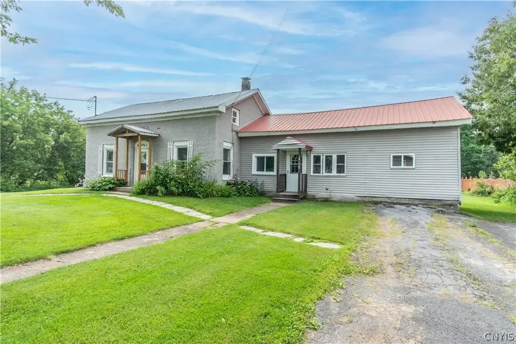 8337 S Main Street, Le Ray