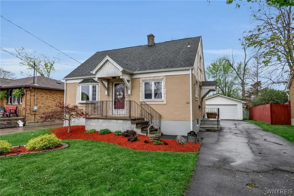 102 Hemenway Road, Cheektowaga