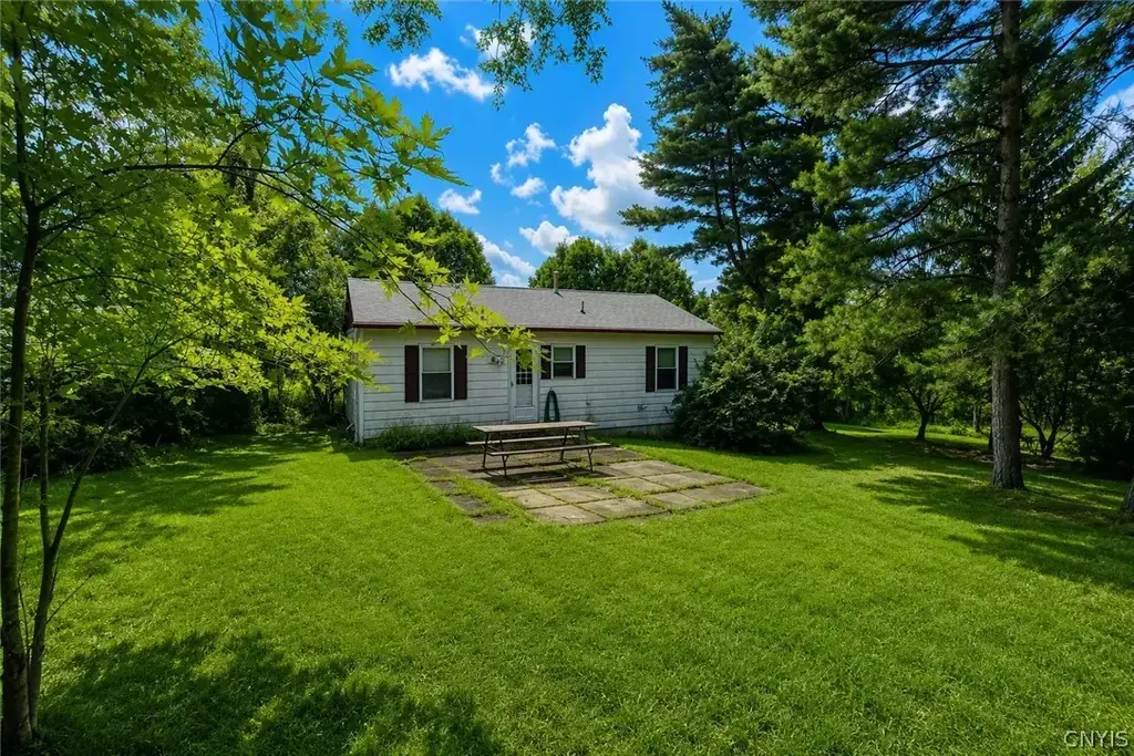 5406 Kingston Road, Elbridge