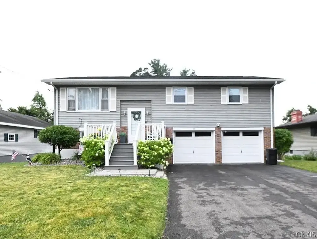 30 Royal Brook Lane, New Hartford