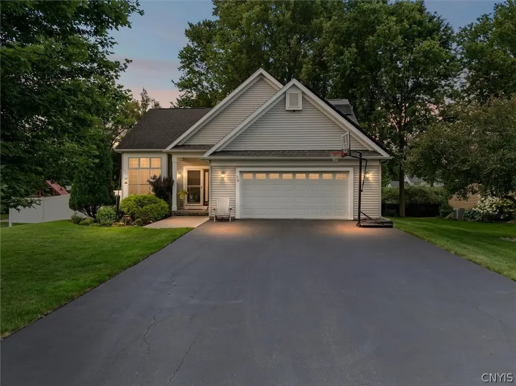 34 Fawncrest Boulevard, New Hartford