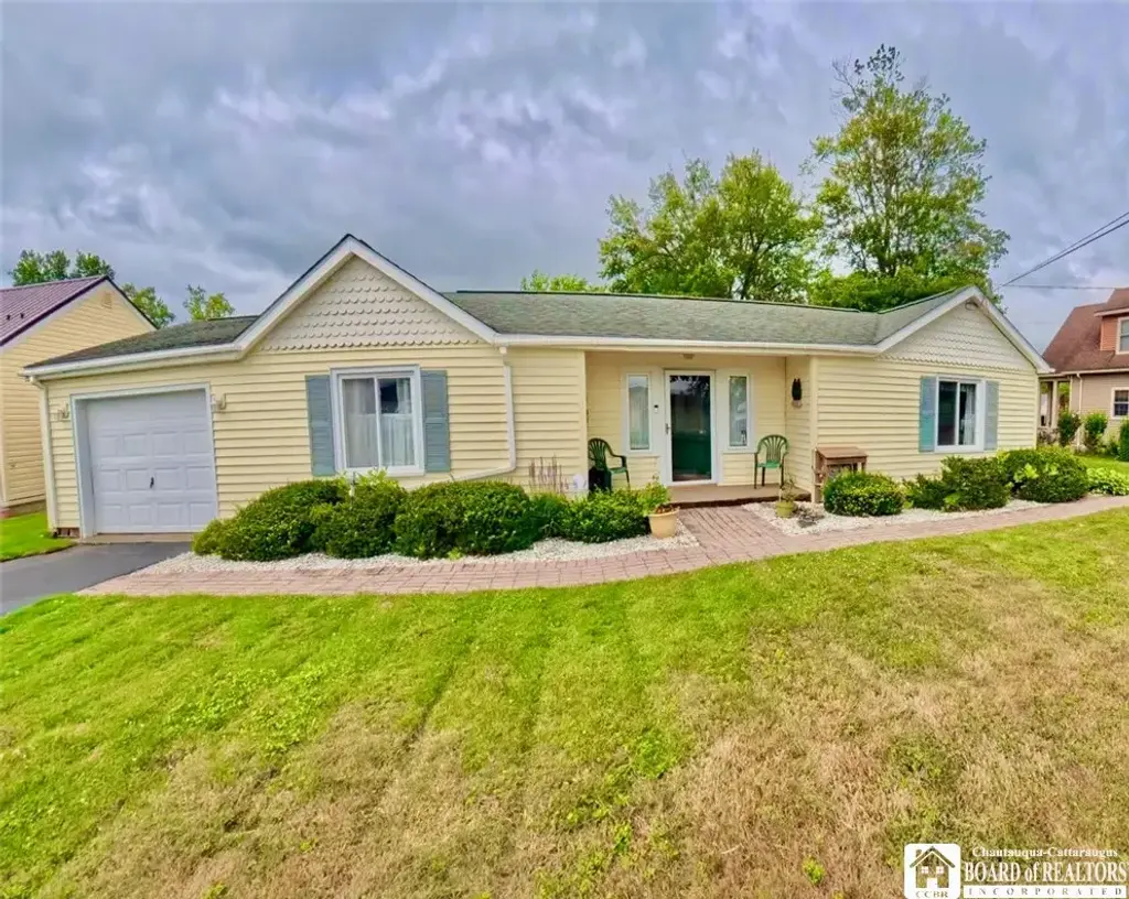 2415 Lakeside Drive, Busti