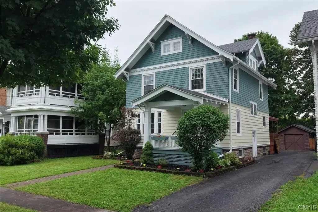 8 Huntington Place, New Hartford