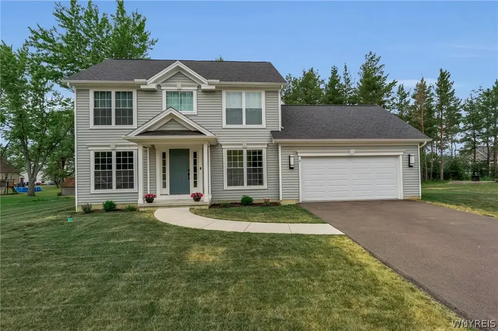 8 Greenspring Court, West Seneca