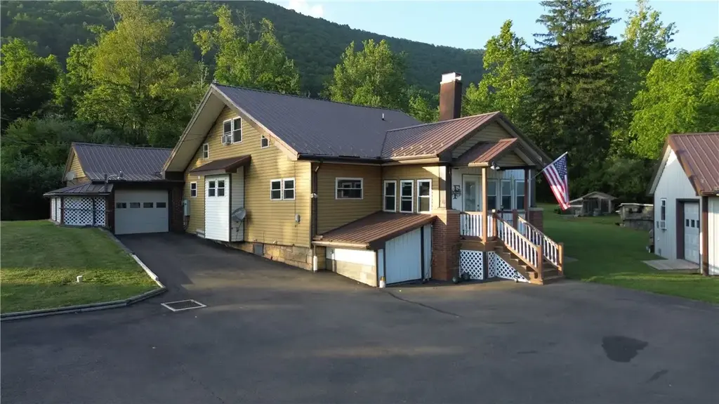 90 Crestline Road, Grove Twp