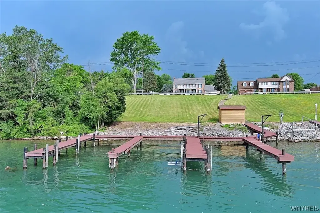 1370 E River Road, Grand Island