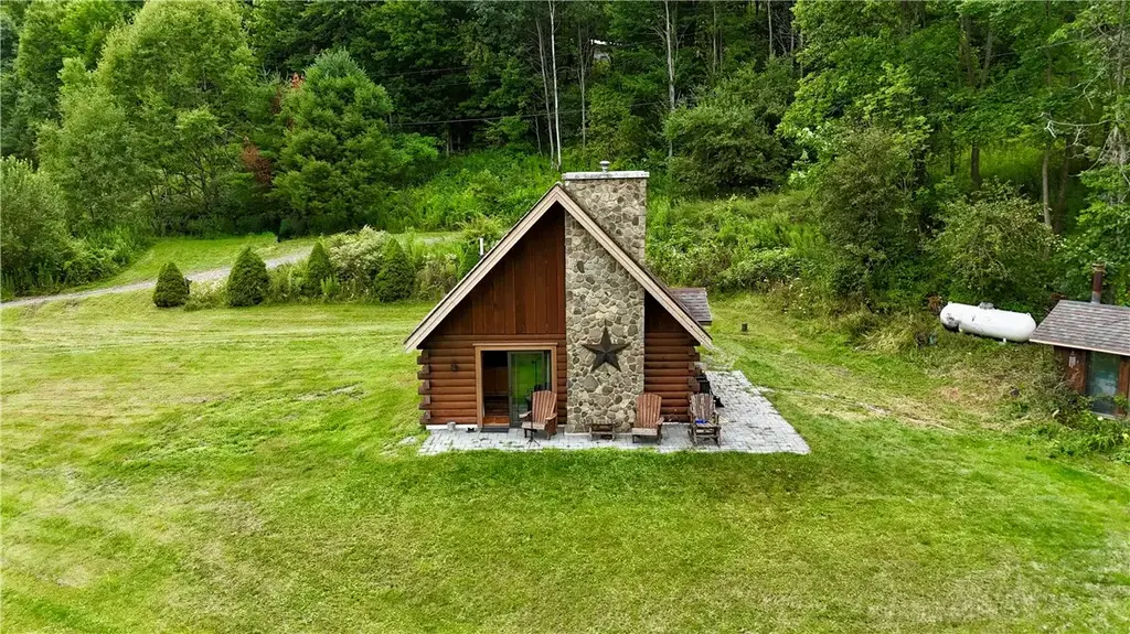 196 Log Cabin Lane, New Berlin