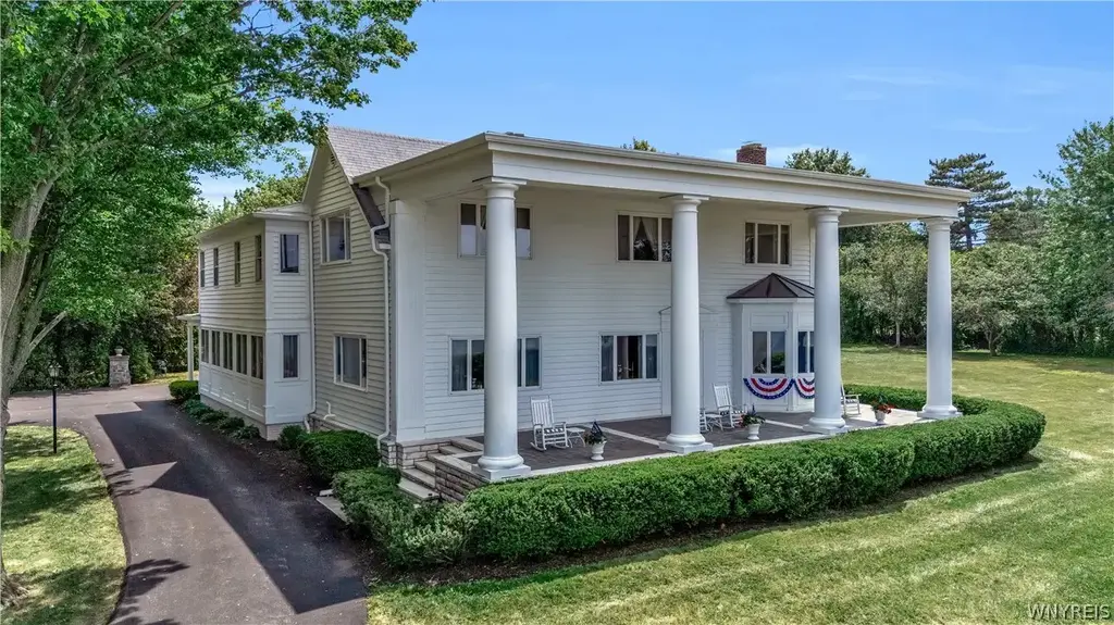 4261 Lake Shore Road, Hamburg