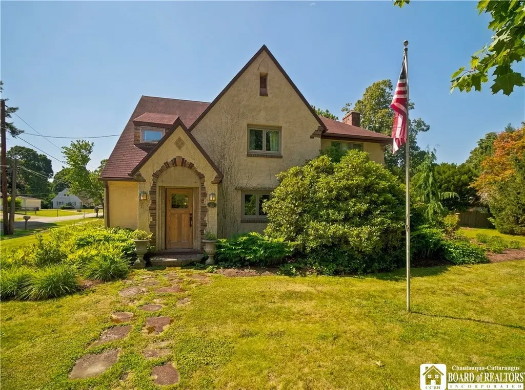 68 E Terrace Avenue, Busti