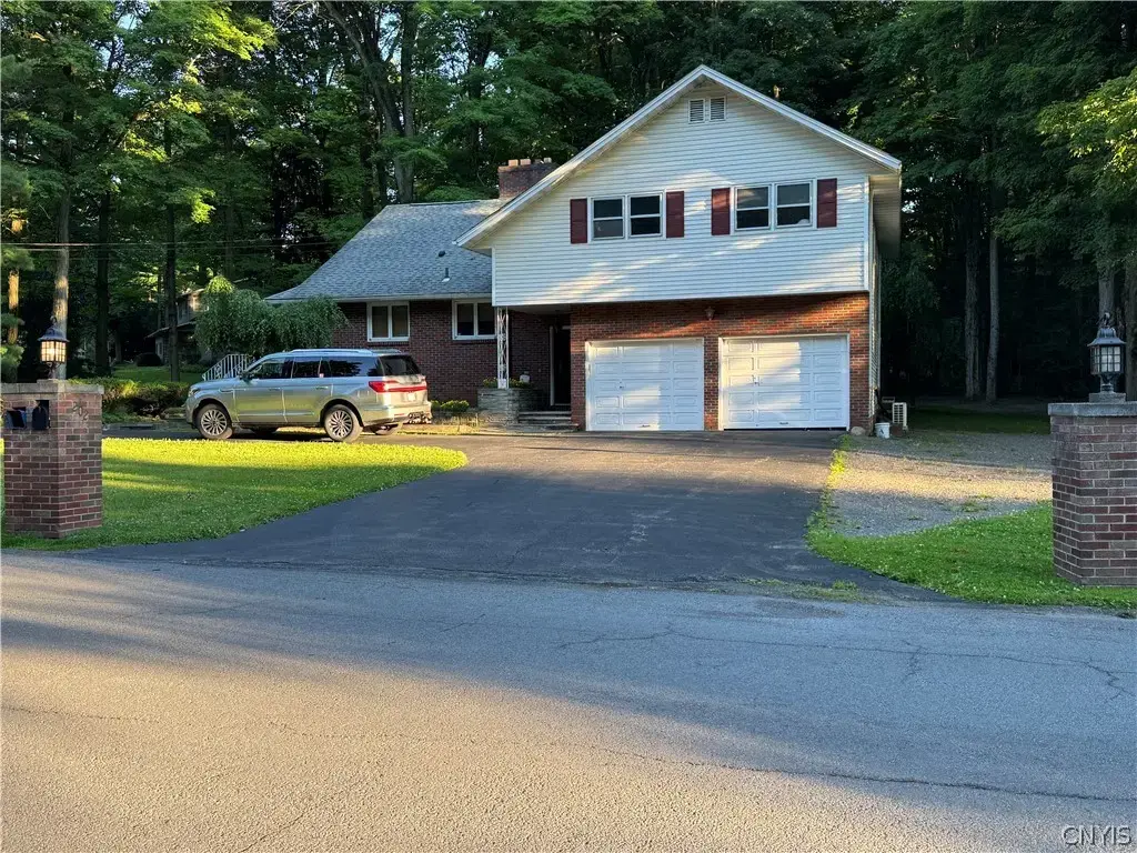 202 Windcrest Drive, Camillus