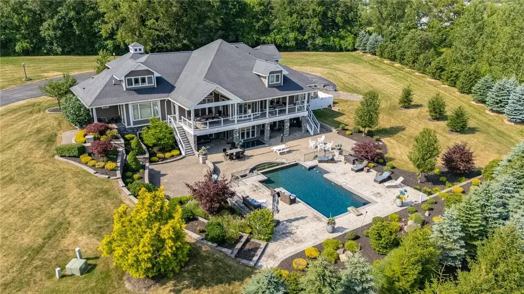 14 Poinciana Drive, Pittsford